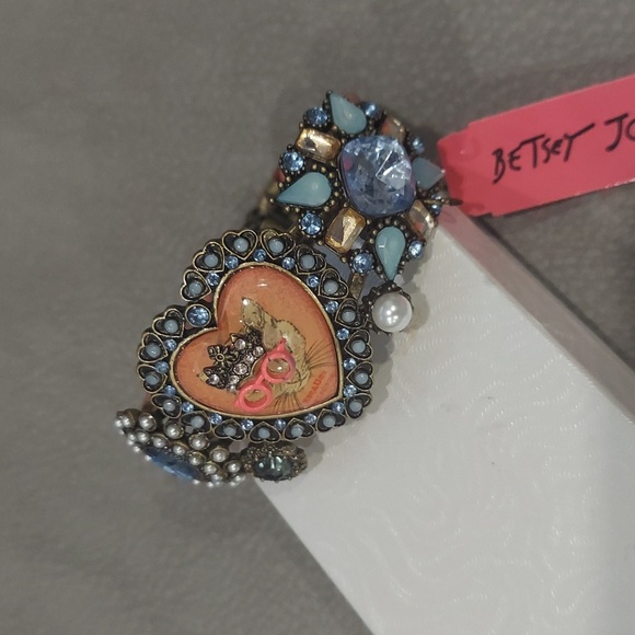 Betsey Johnson PRINCESS KITTY HINGED BRACELET - Picture 3 of 11